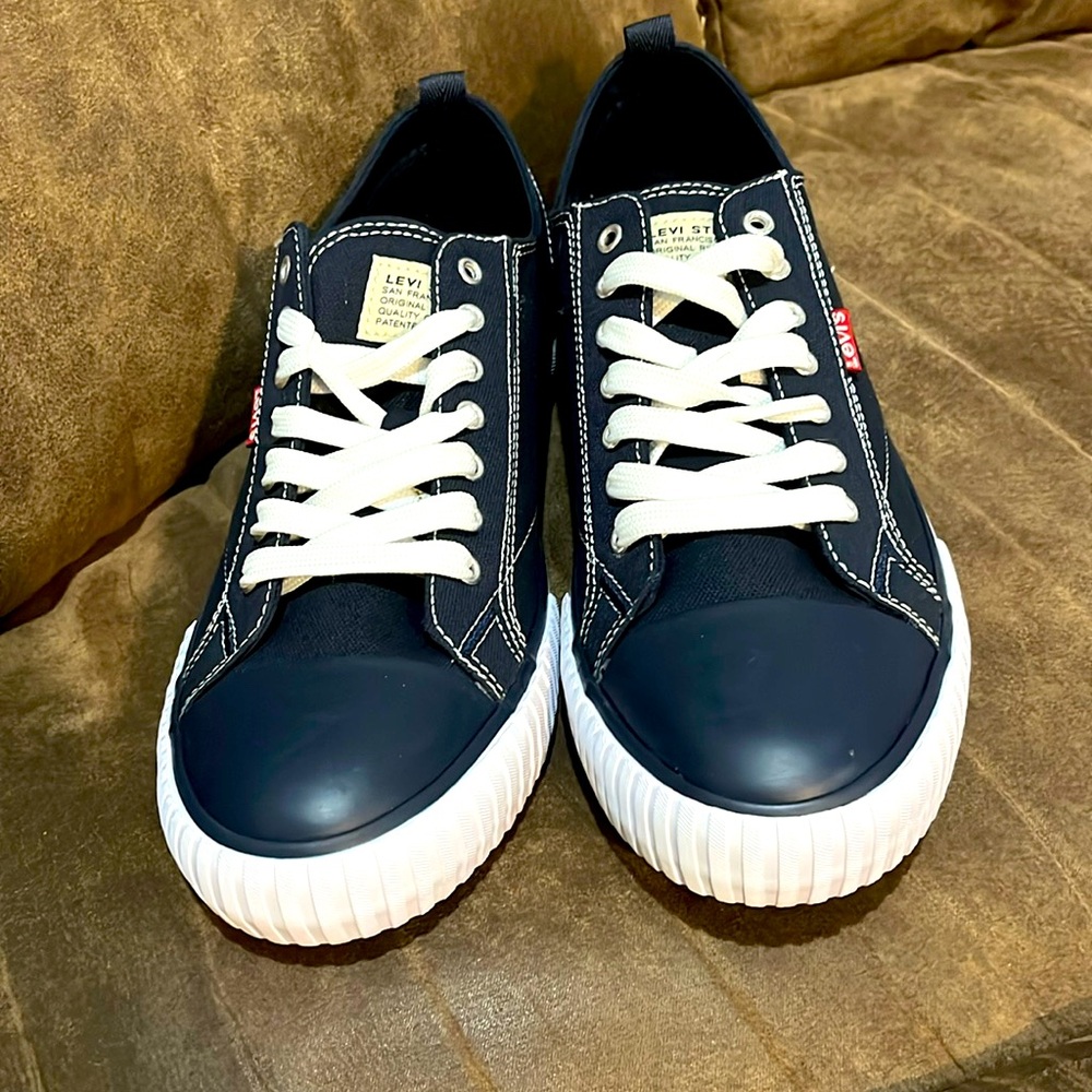 Selling men’s Levi’s shoes that are a size 10.5